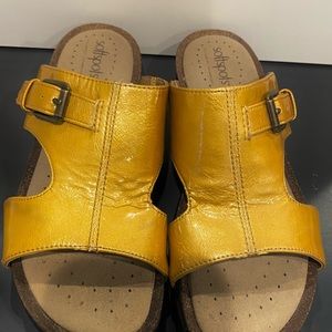 Softspots golden yellow colored summer sandals in size 6 1/2. Super comfy.